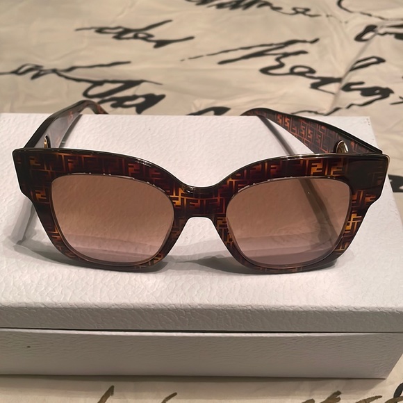 FENDI sunglasses. 🚫SOLD🚫 - Picture 2 of 9